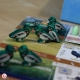 WINGSPAN - Wooden Bird-shaped Player Tokens and Set de pegatinas