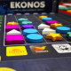 Juego de mesa de estrategia Ekonos de Do It Games